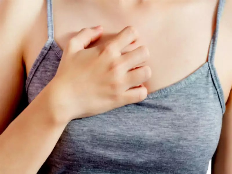 Прищі на грудях: обчислюємо причину та усуваємо проблему
